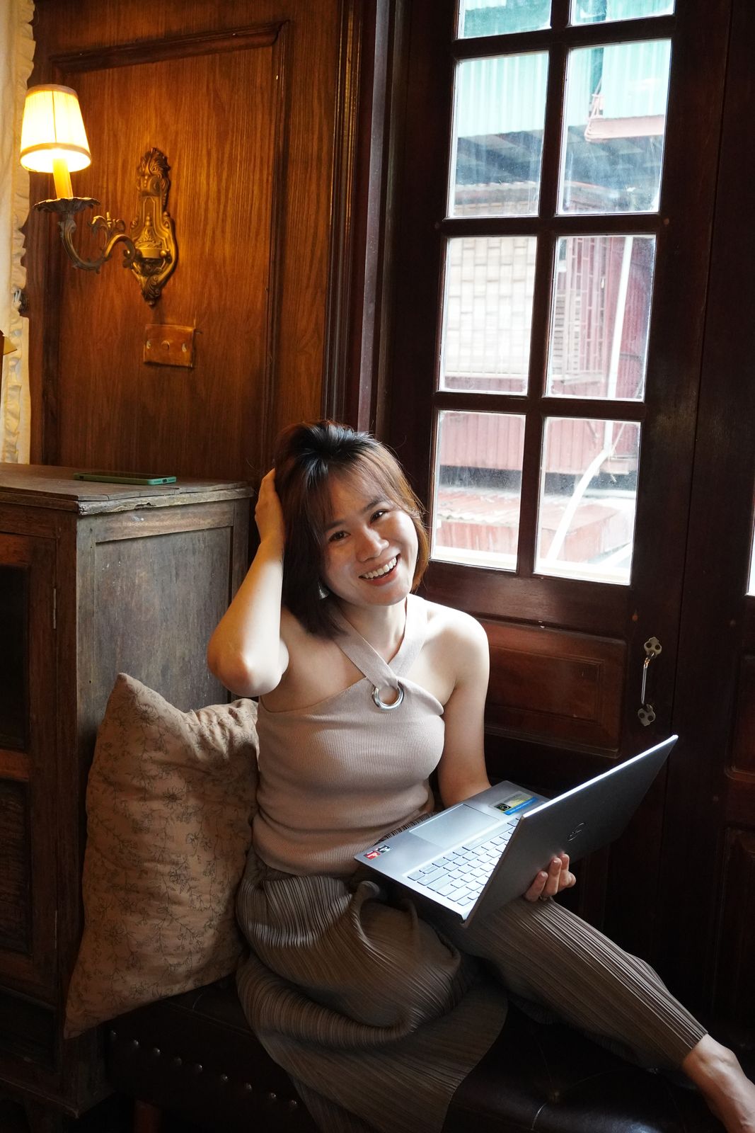 Hoa ngồi thư thái với laptop