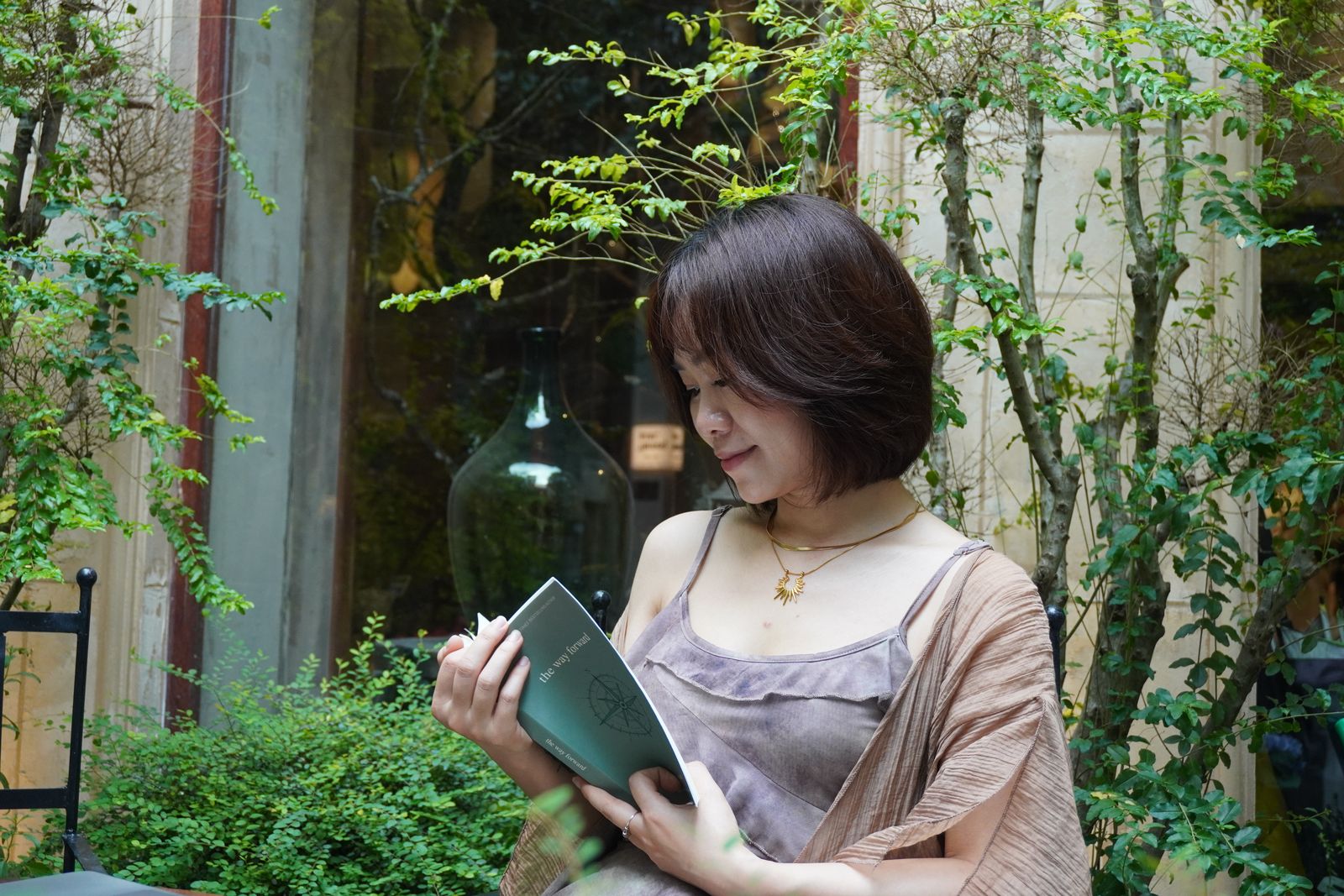 Hoa đọc sách giữa khu vườn