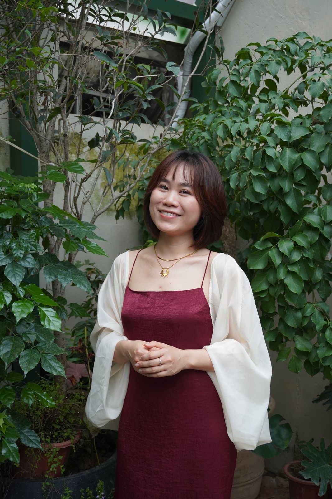 Hoa — Career Alignment Coach, đứng giữa khu vườn xanh